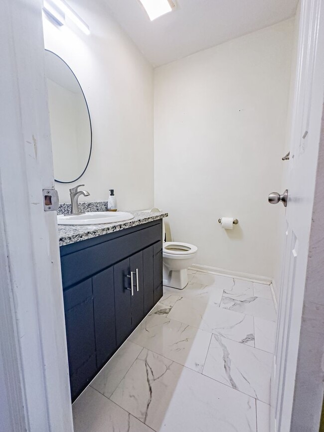 Building Photo - Lovely Home! Lots Of Space!