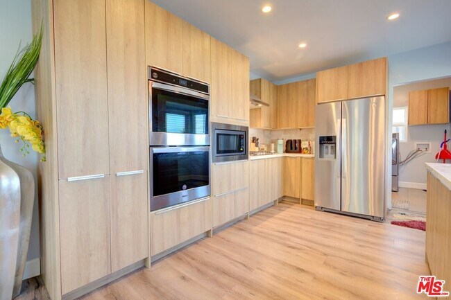 Building Photo - 9001 S 5th Ave