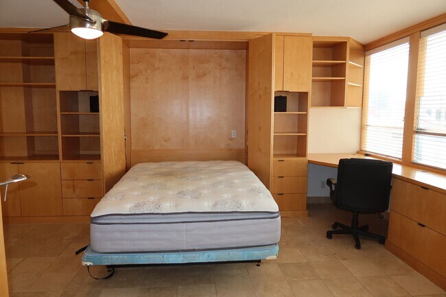 Building Photo - Downtown Studio / Home Office / All Bills ...