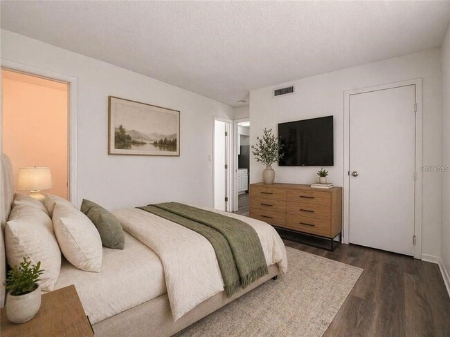 Building Photo - 4215 E Bay Dr