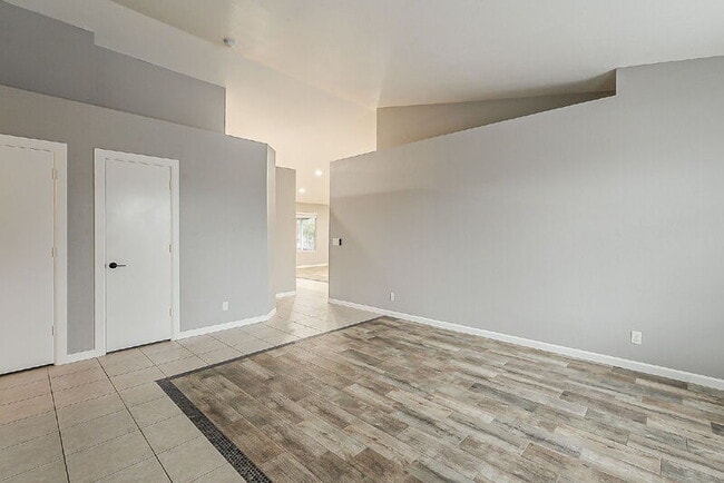 Building Photo - 841 N Hillridge