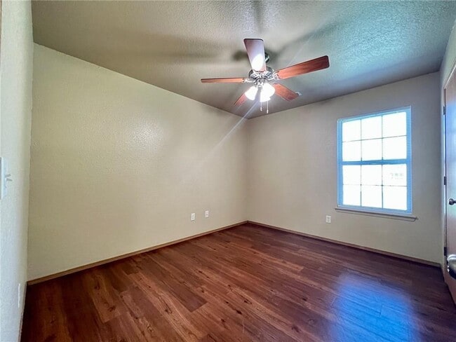 Building Photo - 865 Meadowlands Dr