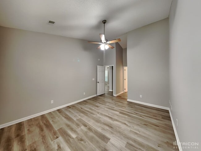 Building Photo - 111 Glendevon Way