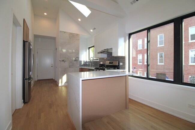 Building Photo - 933 N Ashland Ave