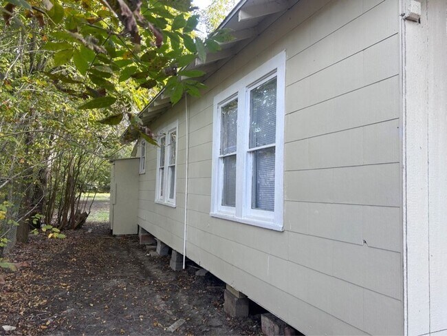 Building Photo - 1710 W 15th St