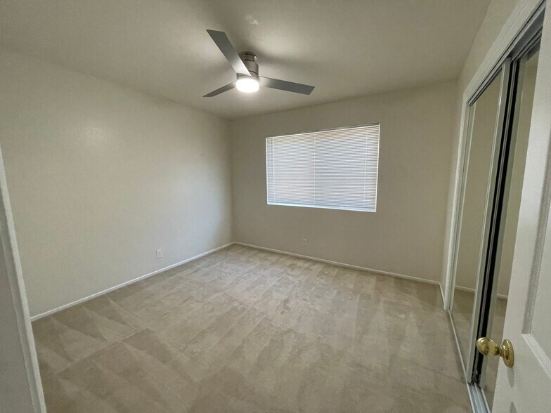 Building Photo - 925 Ravenscourt Ave