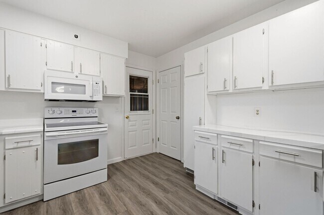 Building Photo - 4 bedroom / 2 bath / Beautifully Updated