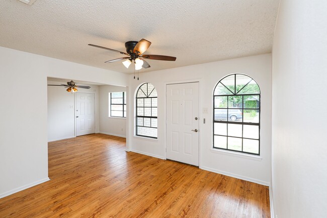 Building Photo - 102 St Pierre Ln