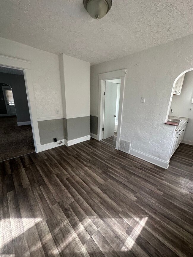 Building Photo - 3bd UPSTAIRS DUPLEX Cash Pay/Section 8