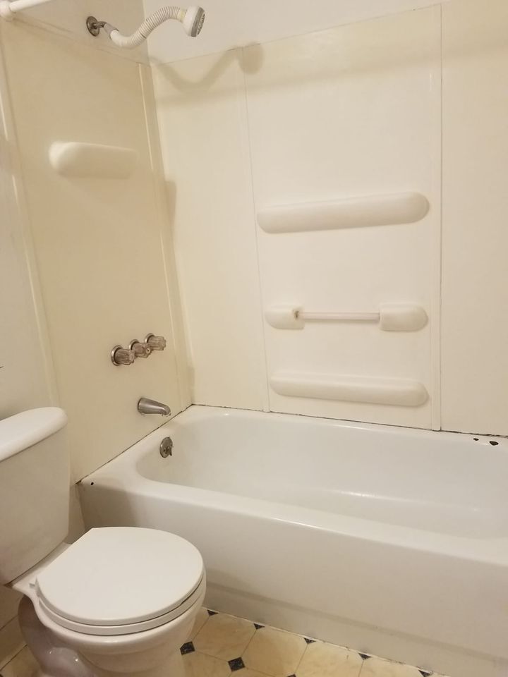 Bathroom - Tub - 1299 Hilltop Cir