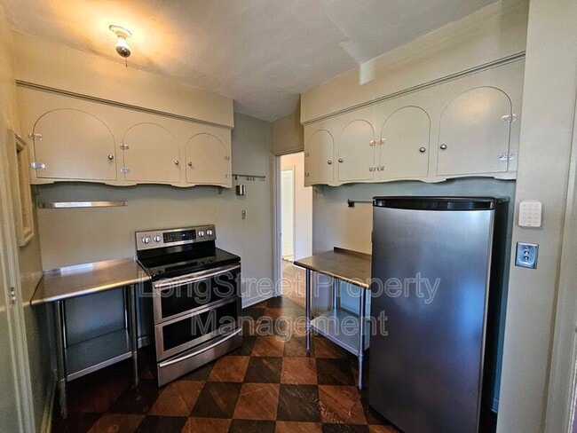 Building Photo - 224 N Russet St