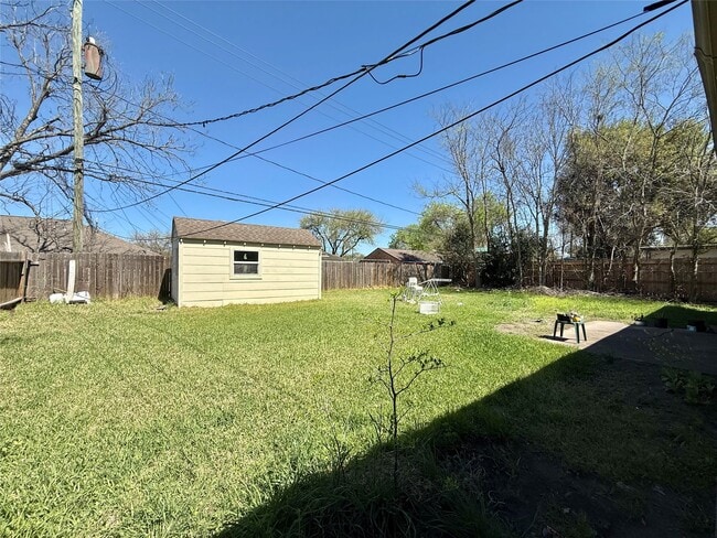 Building Photo - 8906 Leader St