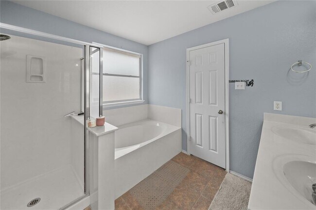 Building Photo - 111 Lynn Crest Bend