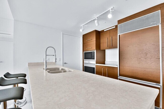 Building Photo - 475 Brickell Ave