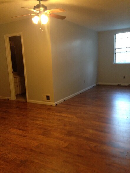 Building Photo - 548 Huntington Road
