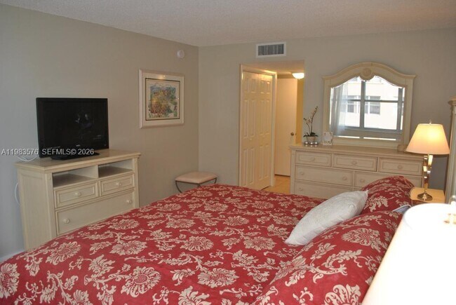 Building Photo - 6039 Collins Ave