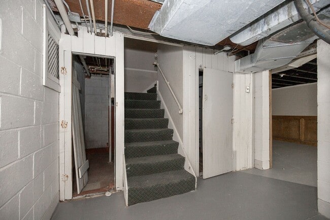 Building Photo - Spacious 3 bedroom/2 bath Cleveland Hts single family house!