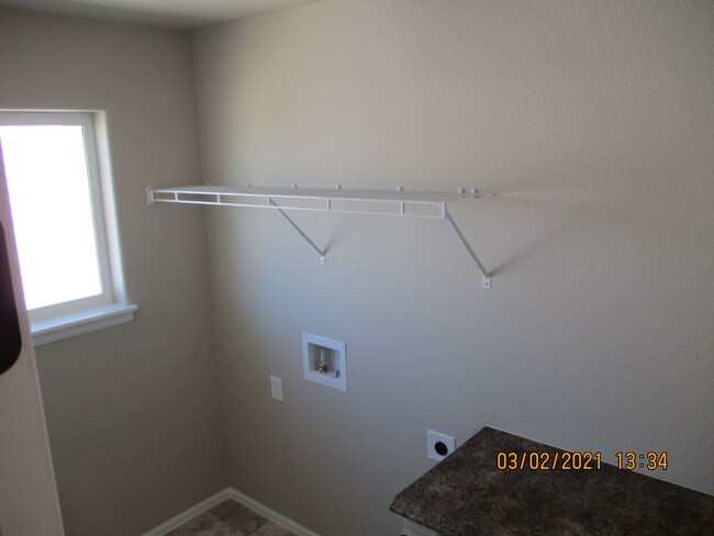 Building Photo - 4 Bed, 2.5 Bath - 2 Story Home in Windsor'...