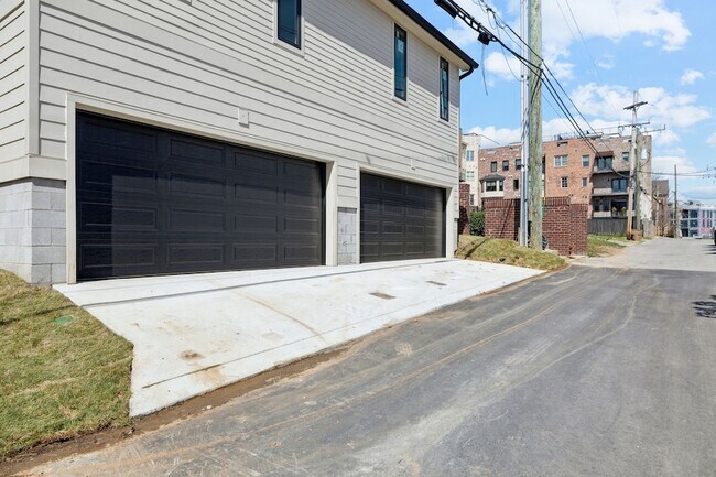 Building Photo - 3135 Parthenon Ave