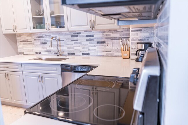 Building Photo - 401 Golden Isles Dr