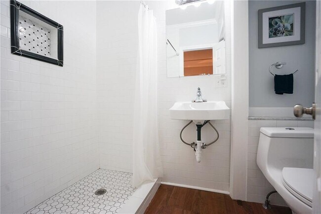 Building Photo - 603 Thames St