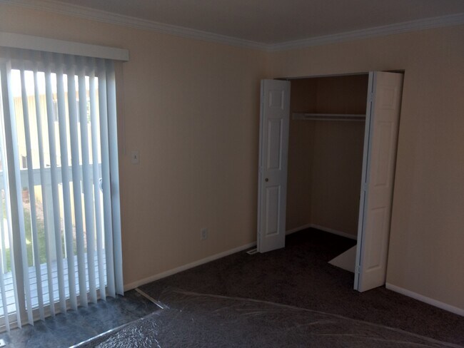 Building Photo - Updated 2 Bed 1 Bath Townhouse close to downtown Louisville