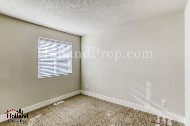 Building Photo - 3-Bedroom Beaverton Home with Granite Kitchen Island and Fireplace