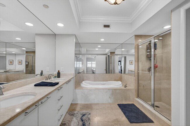 Building Photo - 2650 Lake Shore Dr