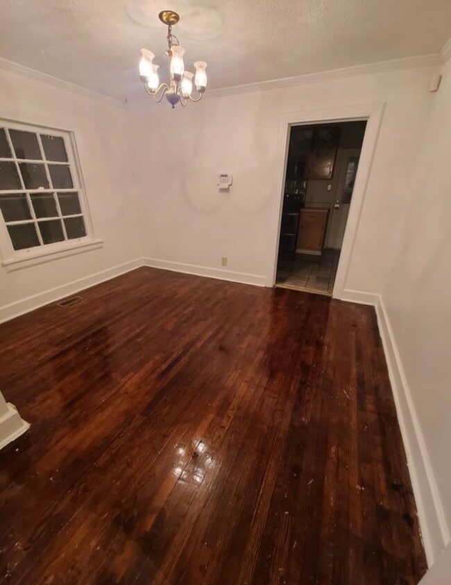 Building Photo - 913 Brookside Dr