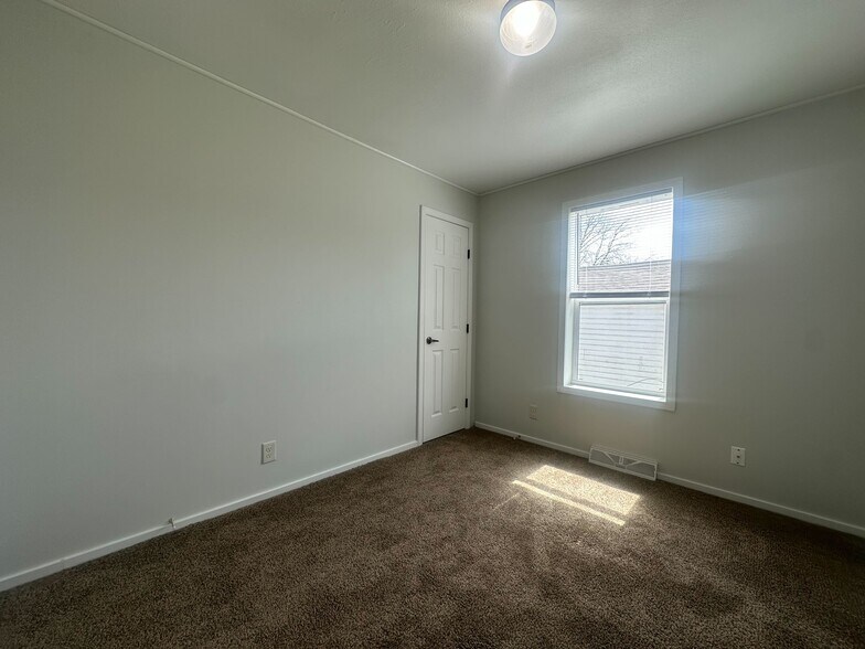 Building Photo - 1961 Four Seasons Dr