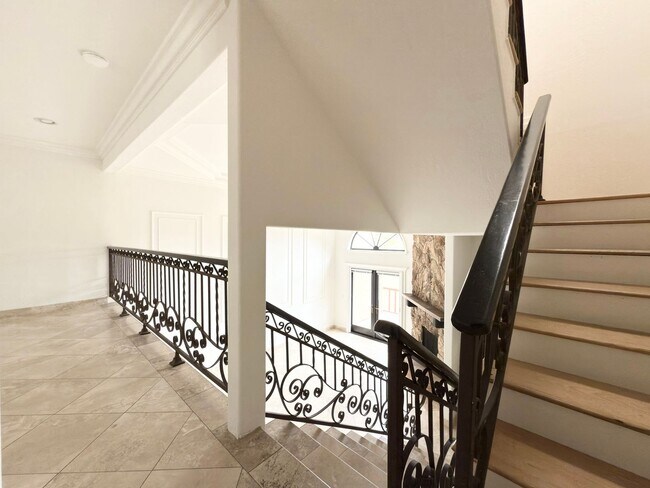 Building Photo - Beautiful Townhome on The Legends Golf Cou...
