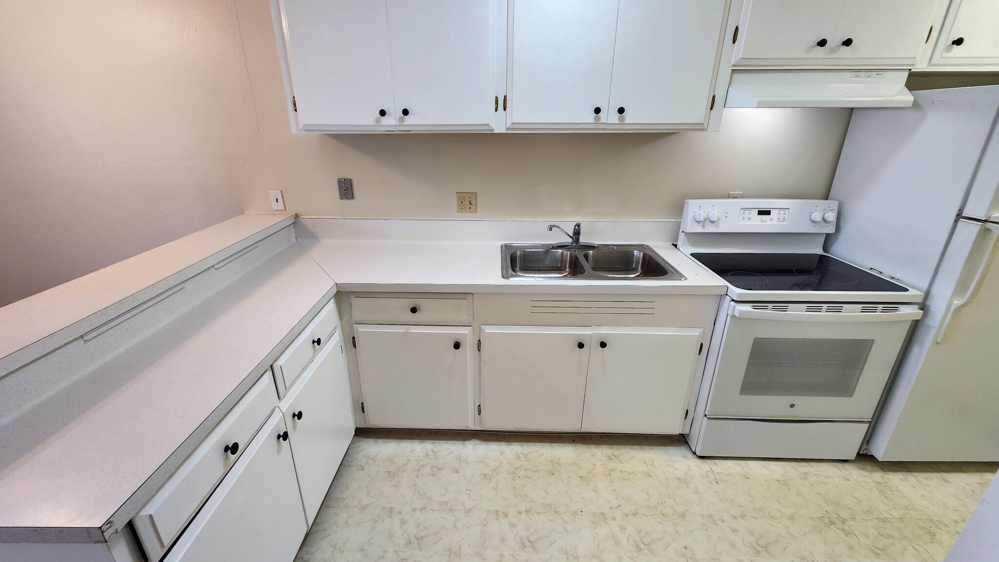 Building Photo - 4041 Park Center Ln