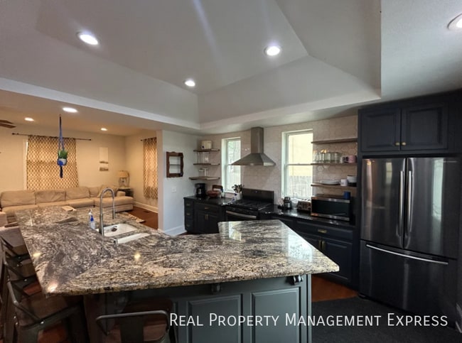 Building Photo - 707 N Duluth Ave