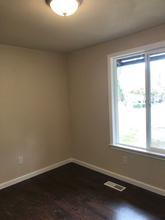 Building Photo - Beautifully remodeled 2 Story SFH 4 BD 2.5...