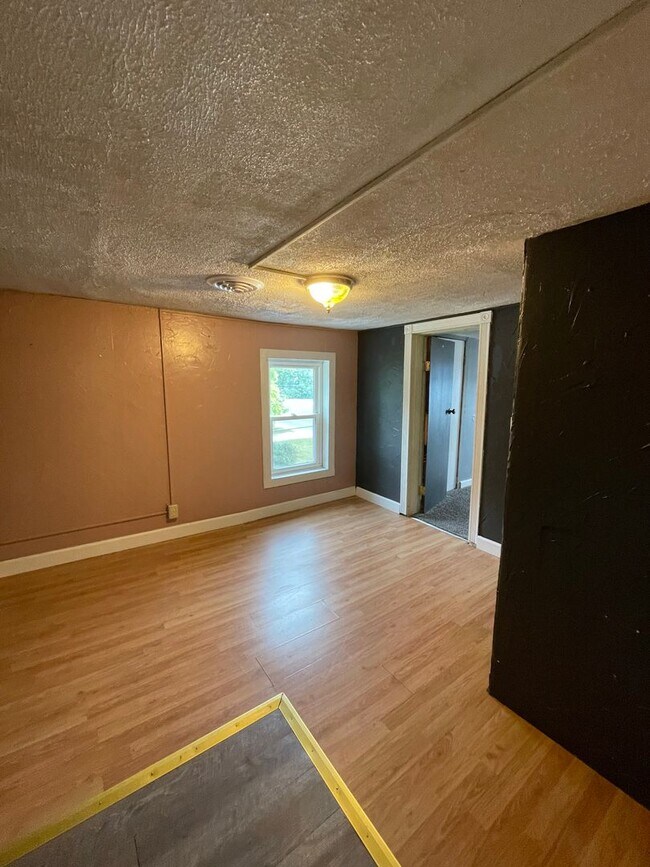 Building Photo - Four Bedroom Available August in Delphi