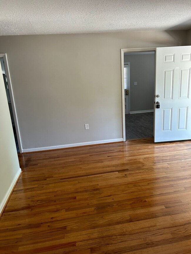 Building Photo - 3 bedroom, one bath house for rent