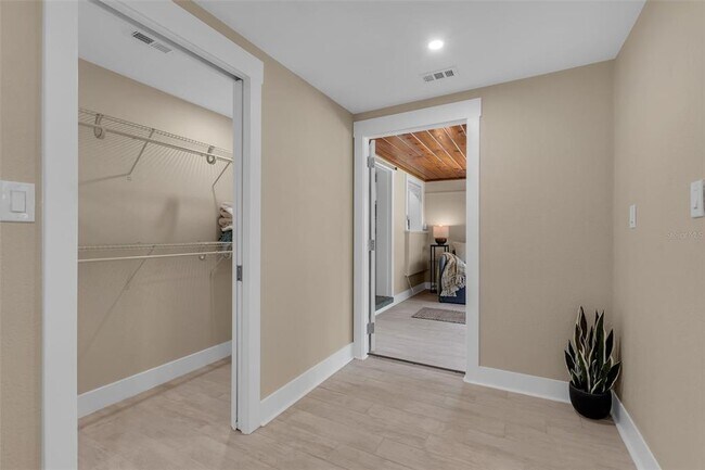 Building Photo - 510 N Osprey Ave