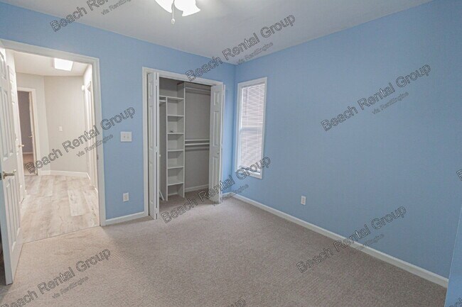 Building Photo - 33 Shadow Moss Pl