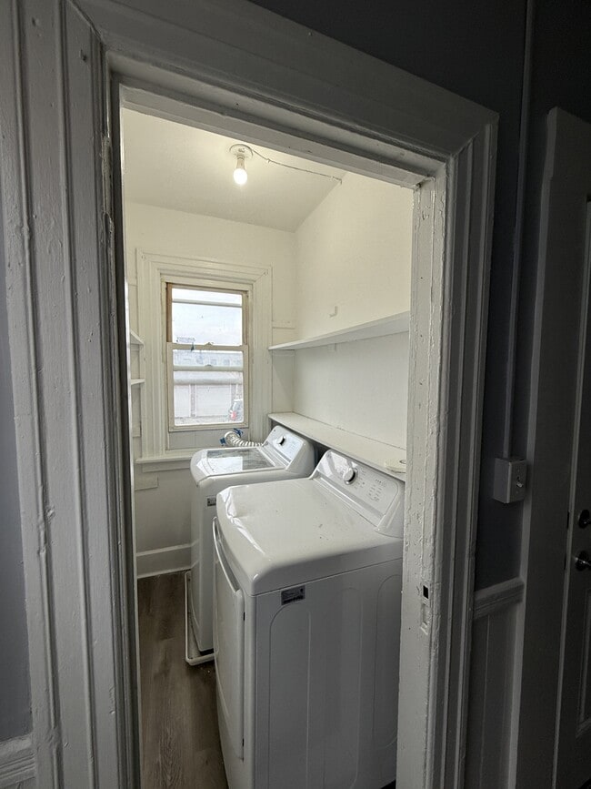 Building Photo - 96-98-98 Sargeant St