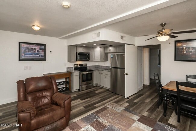 Building Photo - Adorable Condo in Great Location