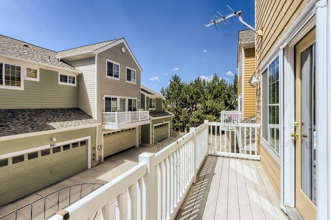 Building Photo - Sunny townhome in West Longmont!