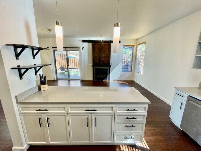 Building Photo - ** HALF MONTH'S FREE RENT **Modern 3bd/2.5...