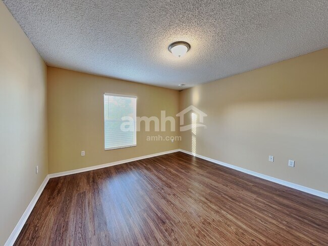 Building Photo - 16452 Corner Lake Dr