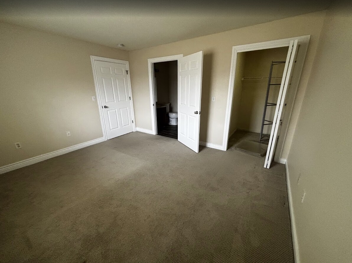 Building Photo - 542 Pewaukee Rd