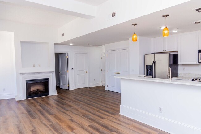 Building Photo - Luxury Two Bedroom Unit in  Downtown Business District