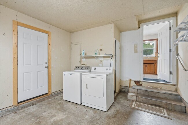 Building Photo - Charming 3-Bed Home with Spacious Backyard & Prime OKC Location