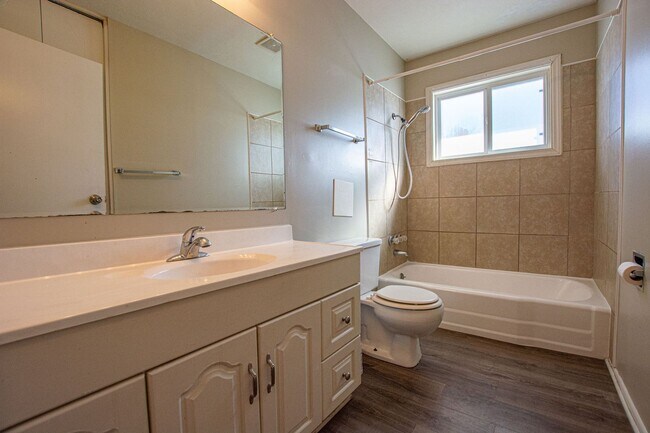 Building Photo - Ranch Style 4 Bedroom / 1.5 Bath Home