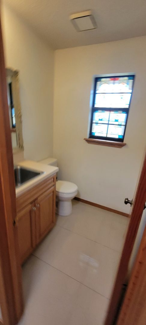 Building Photo - Vaulted Ceiling, Huge Yard, Close to Town