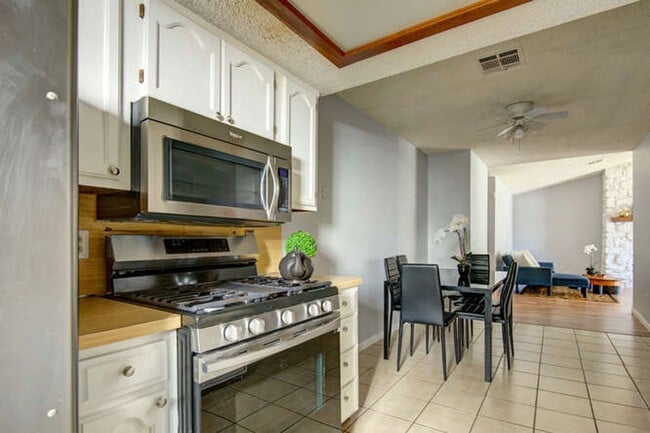 Building Photo - Great little modern and super clean home i...