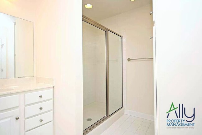 Building Photo - 1610 Kempton Pl